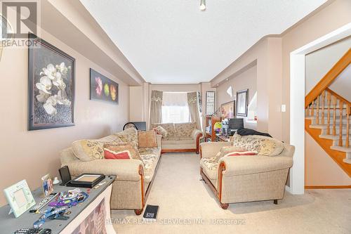 77 Winners Circle, Brampton, ON - Indoor Photo Showing Living Room