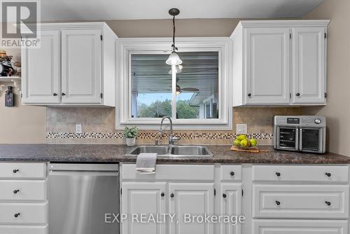 3422 Rittenhouse Road, Lincoln (980 - Lincoln-Jordan/Vineland), ON - Indoor Photo Showing Kitchen With Double Sink