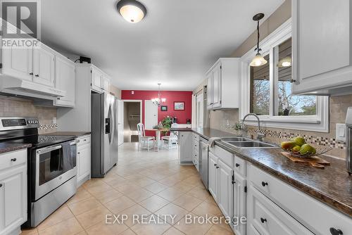 3422 Rittenhouse Road, Lincoln (980 - Lincoln-Jordan/Vineland), ON - Indoor Photo Showing Kitchen With Double Sink