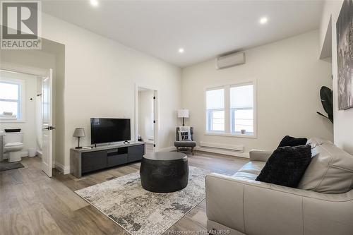 1231 University Avenue West Unit# 4, Windsor, ON - Indoor Photo Showing Living Room