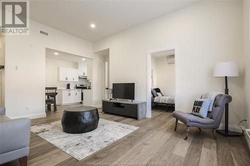 1231 University Avenue West Unit# 4, Windsor, ON - Indoor Photo Showing Living Room