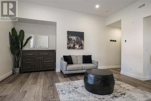 1231 University Avenue West Unit# 4, Windsor, ON - Indoor Photo Showing Living Room