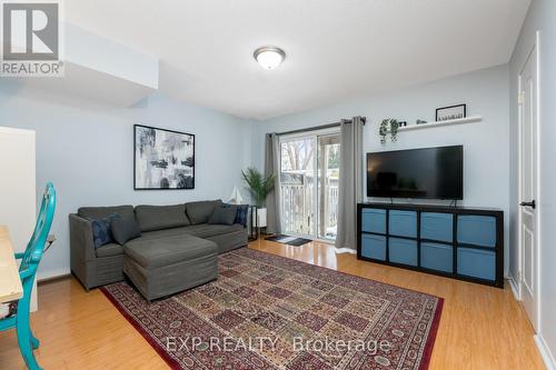 94 Elphick Lane, Toronto, ON - Indoor Photo Showing Living Room