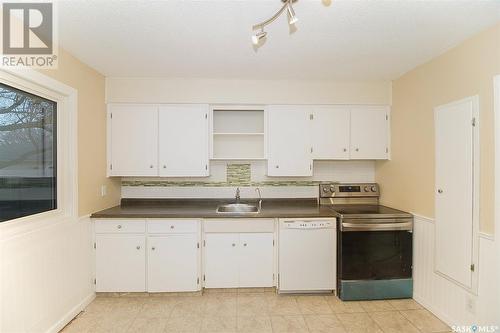 104 Garnet Street, Regina, SK - Indoor Photo Showing Kitchen