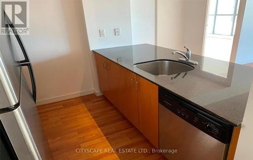 1404 - 285 Mutual Street, Toronto, ON - Indoor Photo Showing Kitchen