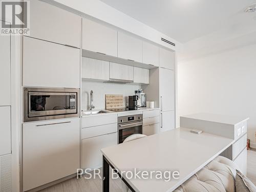 910 - 185 Alberta Avenue, Toronto, ON - Indoor Photo Showing Kitchen