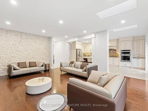 253 Byng Ave, Toronto, ON - Indoor Photo Showing Living Room