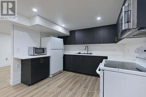 958 South Service Road, Mississauga, ON - Indoor Photo Showing Kitchen