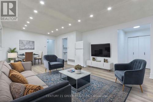 958 South Service Road, Mississauga, ON - Indoor Photo Showing Living Room