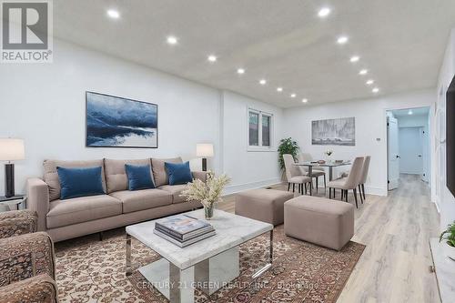 958 South Service Road, Mississauga, ON - Indoor Photo Showing Living Room