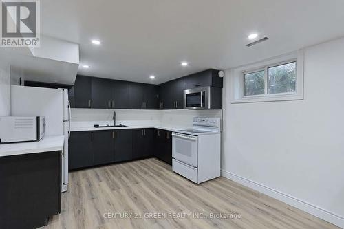 958 South Service Road, Mississauga, ON - Indoor Photo Showing Kitchen