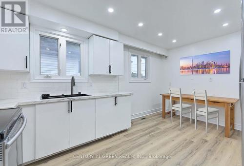 958 South Service Road, Mississauga, ON - Indoor Photo Showing Kitchen