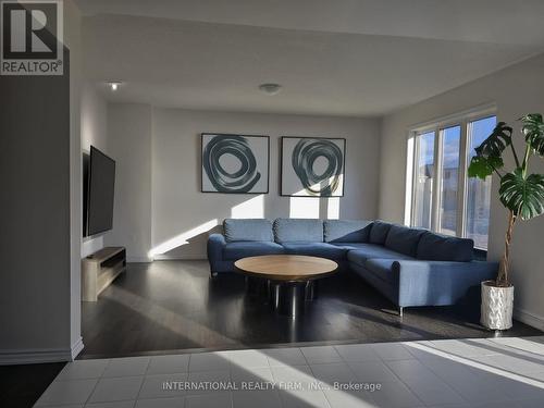 19 Hancock Crescent, Kawartha Lakes, ON - Indoor Photo Showing Living Room