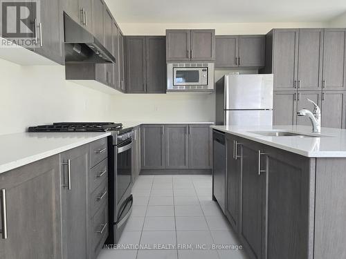 19 Hancock Crescent, Kawartha Lakes, ON - Indoor Photo Showing Kitchen With Double Sink With Upgraded Kitchen