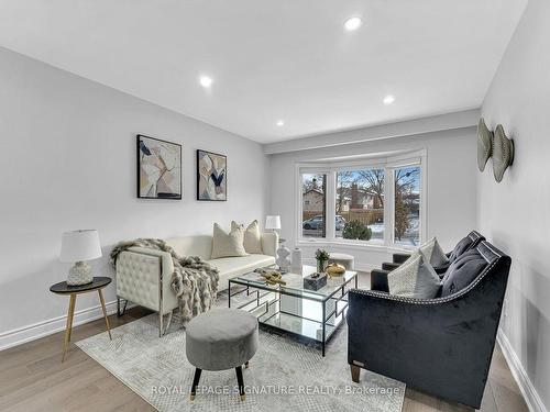 3365 Masthead Cres, Mississauga, ON - Indoor Photo Showing Living Room