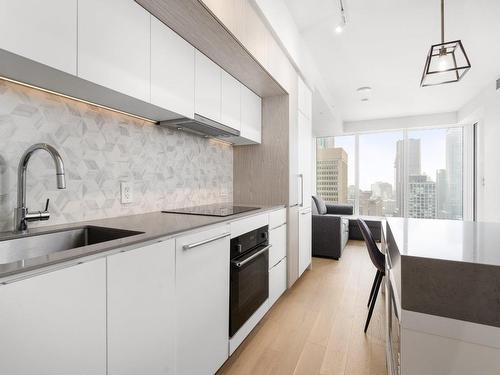 Kitchen - 2812-1188 Rue St-Antoine O., Montréal (Ville-Marie), QC - Indoor Photo Showing Kitchen With Upgraded Kitchen