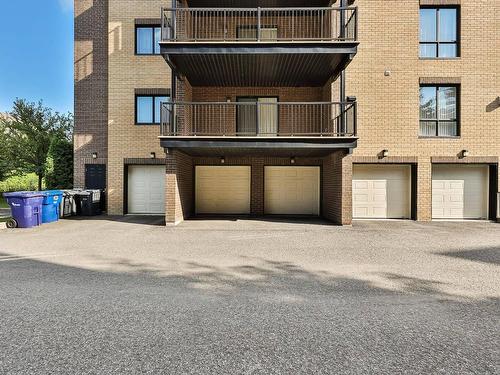 Garage - 401-3680 Boul. De Chenonceau, Laval (Chomedey), QC - Outdoor