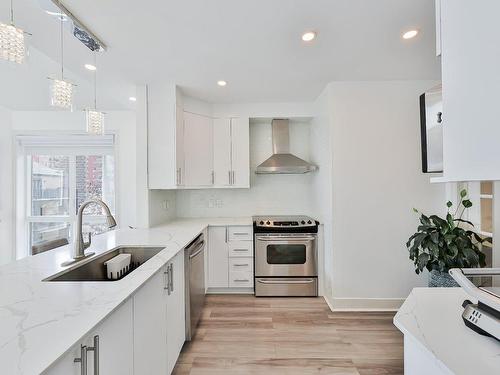 Cuisine - 401-3680 Boul. De Chenonceau, Laval (Chomedey), QC - Indoor Photo Showing Kitchen With Upgraded Kitchen