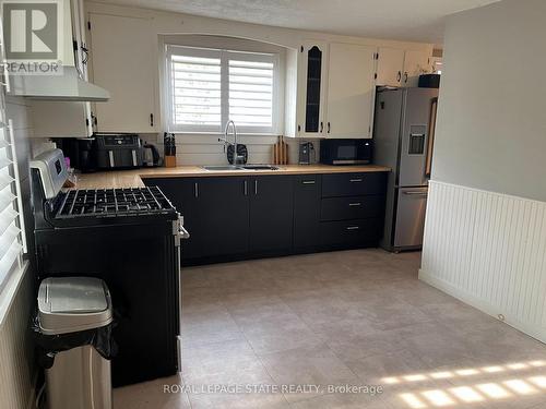 707 Tamarac Street, Haldimand, ON - Indoor Photo Showing Kitchen With Double Sink