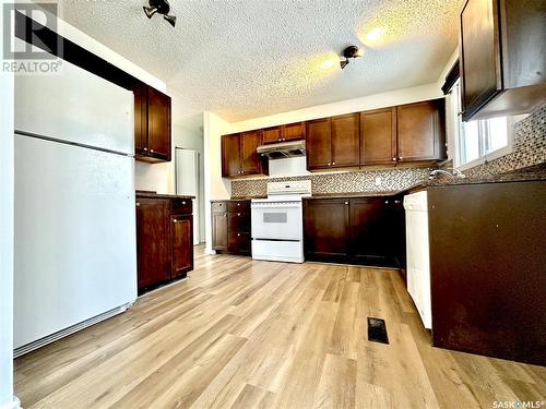 638 Redberry Road, Saskatoon, SK - Indoor Photo Showing Kitchen