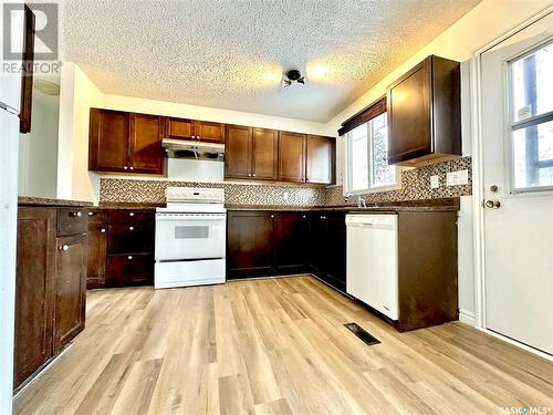 638 Redberry Road, Saskatoon, SK - Indoor Photo Showing Kitchen