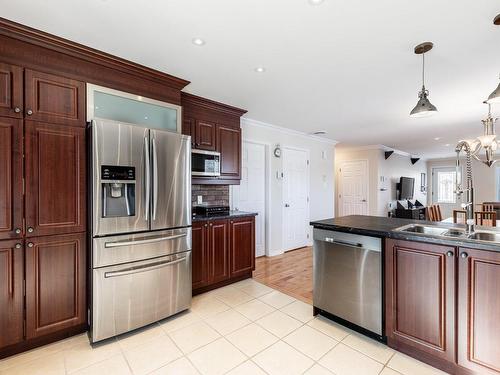 Cuisine - 4 Rue Lussier, Saint-Mathias-Sur-Richelieu, QC - Indoor Photo Showing Kitchen With Double Sink