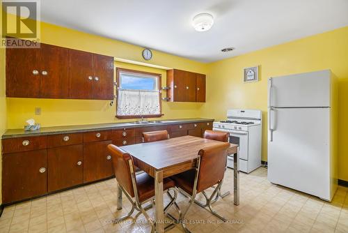 1040 Ontario Road, Welland (773 - Lincoln/Crowland), ON - Indoor Photo Showing Kitchen