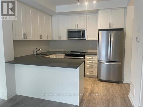 5 - 22 Lytham Green Circle, Newmarket, ON - Indoor Photo Showing Kitchen