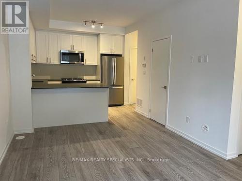 5 - 22 Lytham Green Circle, Newmarket, ON - Indoor Photo Showing Kitchen