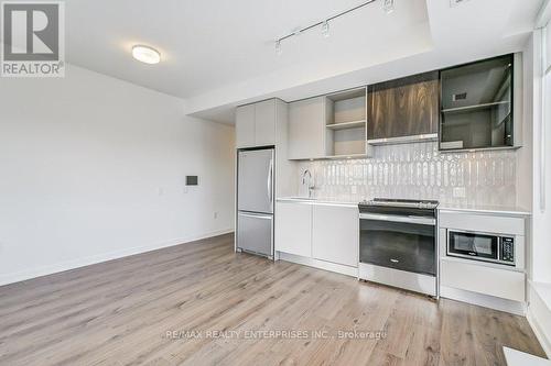 308 - 395 Dundas Street W, Oakville, ON - Indoor Photo Showing Kitchen