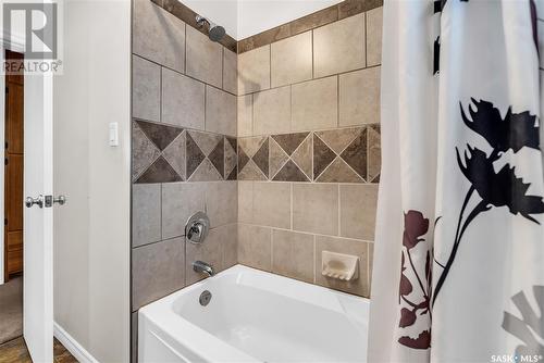 815 W Avenue N, Saskatoon, SK - Indoor Photo Showing Bathroom