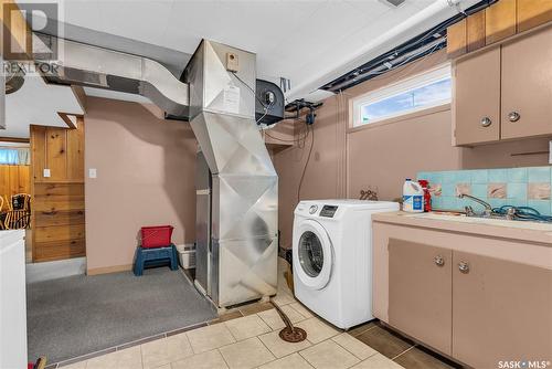 815 W Avenue N, Saskatoon, SK - Indoor Photo Showing Laundry Room