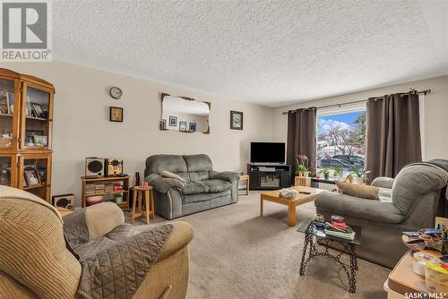 815 W Avenue N, Saskatoon, SK - Indoor Photo Showing Living Room