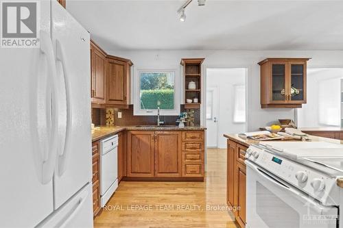 6 Assiniboine Drive, Ottawa, ON - Indoor Photo Showing Kitchen