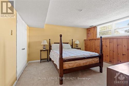 6 Assiniboine Drive, Ottawa, ON - Indoor Photo Showing Bedroom