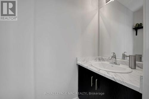 174 Walker Boulevard, New Tecumseth (Alliston), ON - Indoor Photo Showing Bathroom