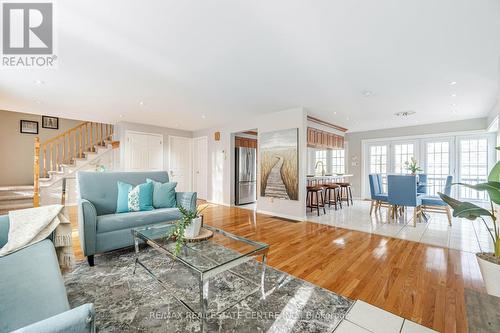 19 Oakwood Avenue N, Mississauga, ON - Indoor Photo Showing Living Room