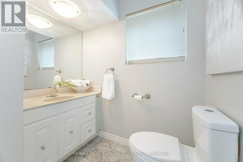 19 Oakwood Avenue N, Mississauga, ON - Indoor Photo Showing Bathroom