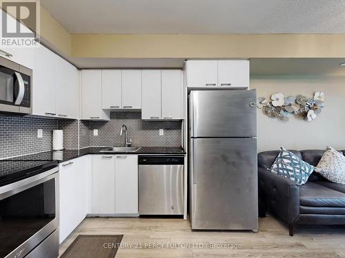 1504 - 2152 Lawrence Avenue E, Toronto, ON - Indoor Photo Showing Kitchen