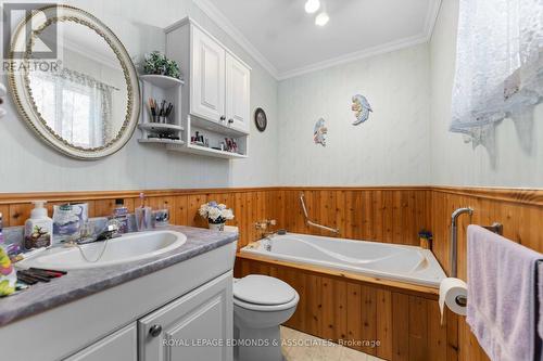 884 Witt Road, Laurentian Valley, ON - Indoor Photo Showing Bathroom