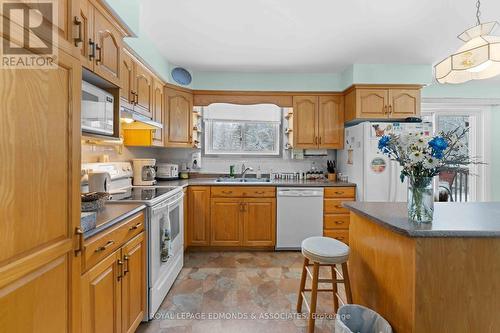 884 Witt Road, Laurentian Valley, ON - Indoor Photo Showing Kitchen With Double Sink