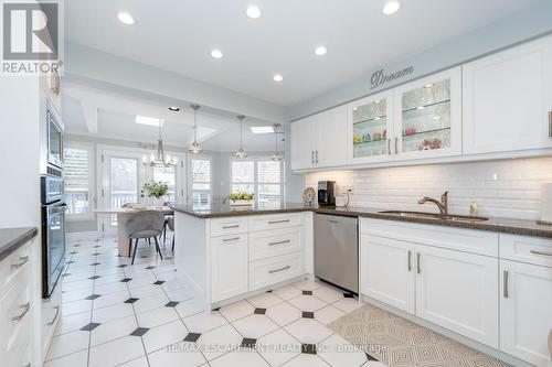 1225 Saddler Circle, Oakville, ON - Indoor Photo Showing Kitchen With Double Sink With Upgraded Kitchen