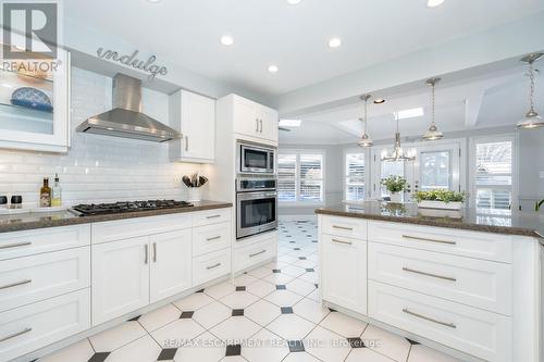 1225 Saddler Circle, Oakville, ON - Indoor Photo Showing Kitchen With Upgraded Kitchen