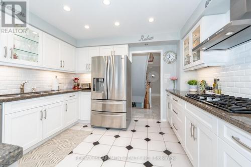 1225 Saddler Circle, Oakville, ON - Indoor Photo Showing Kitchen With Upgraded Kitchen