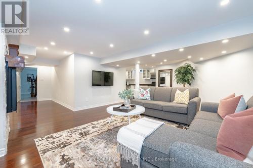 1225 Saddler Circle, Oakville, ON - Indoor Photo Showing Living Room