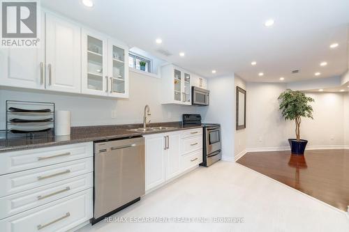 1225 Saddler Circle, Oakville, ON - Indoor Photo Showing Kitchen