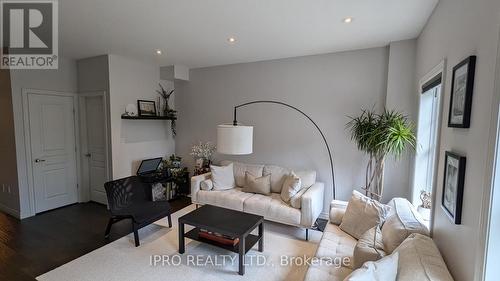 90 Robert Peel Road, Kitchener, ON - Indoor Photo Showing Living Room