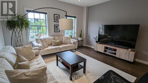 90 Robert Peel Road, Kitchener, ON - Indoor Photo Showing Living Room