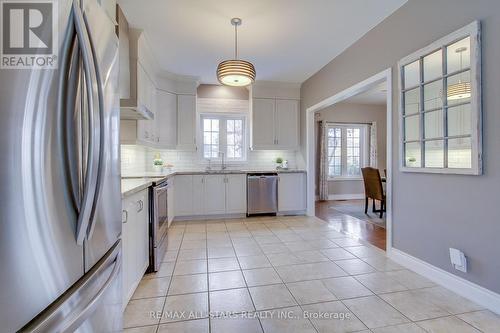 11045 Inglis Drive, Milton, ON - Indoor Photo Showing Kitchen With Upgraded Kitchen