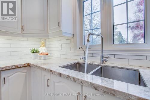 11045 Inglis Drive, Milton, ON - Indoor Photo Showing Kitchen With Double Sink With Upgraded Kitchen